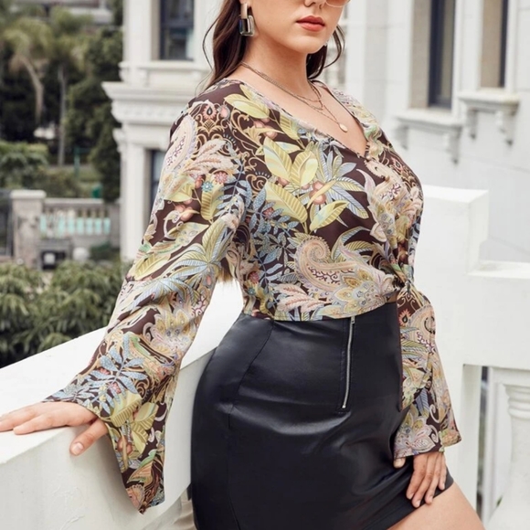 Bell sleeve crop top - Picture 2 of 3